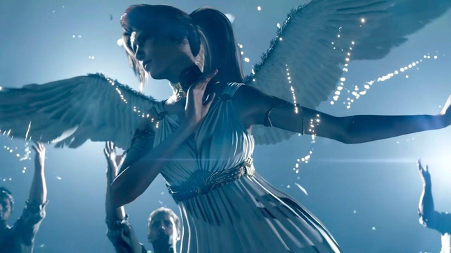 Jessie in einem weißen Kleid mit Flügeln, die zum Boden schweben
